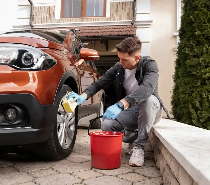 Lavage auto à domicile Senneville-sur-Fécamp : professionnel intervenant sur un véhicule
